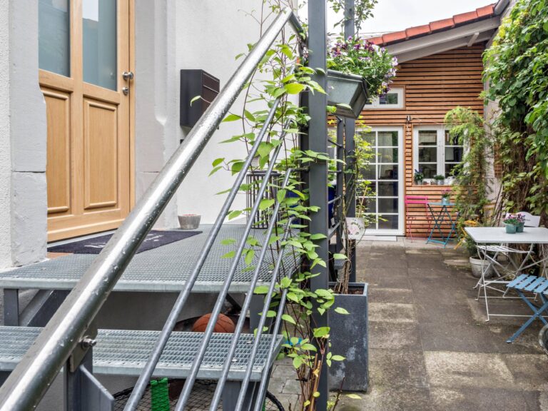 Eingang zum Gebaeude und Vorderansicht Tiny House