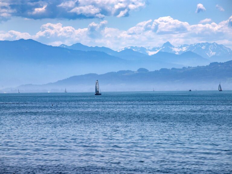 Konstanz und Bodensee Segeln mit Blick auf die Alpen