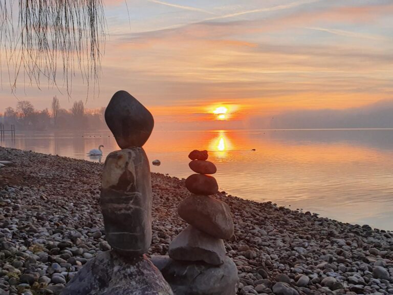 Konstanz und Bodensee Steinskulpturen am Bodenseeufer