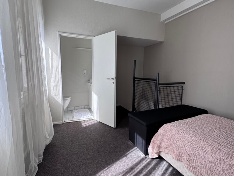 Seeglueck Haeusle Konstanz Bodensee Durchgangsschlafzimmer und Eingang zum WC