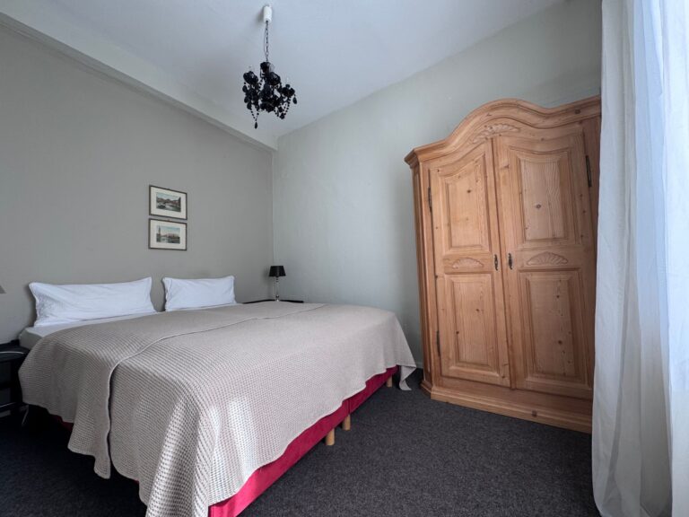Seeglueck Haeusle Konstanz Bodensee Schlafzimmer mit Kleiderschrank 2