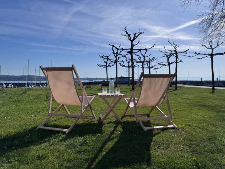 Seeglueck Hafenblick Konstanz Bodensee Aussensitzbereich auf Wiese 2