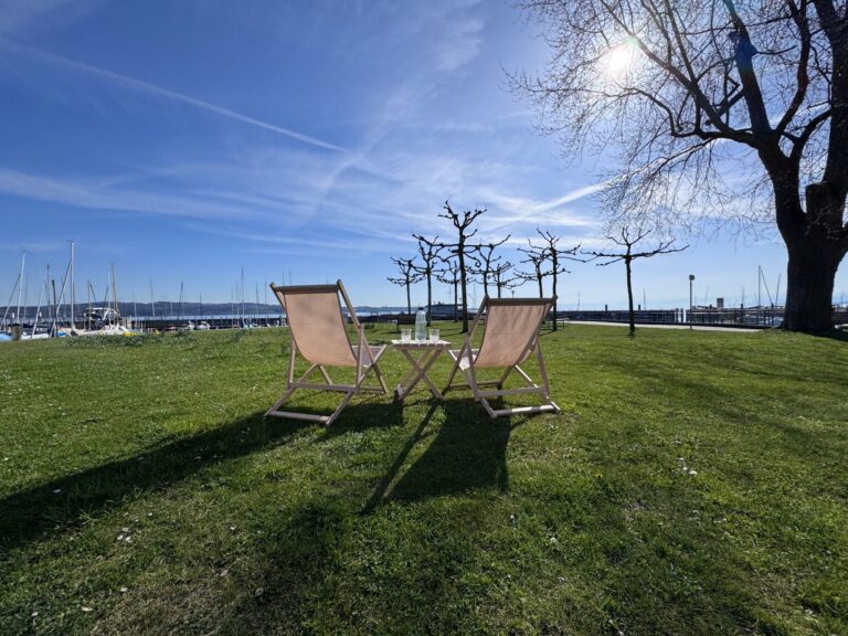 Seeglueck Hafenblick Konstanz Bodensee Aussensitzbereich auf Wiese