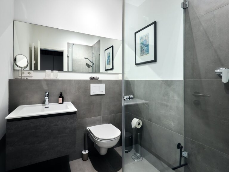 Seeglueck Hafenblick Konstanz Bodensee Bad mit Dusche Waschbecken und WC