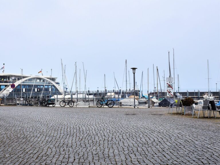 Seeglueck Hafenblick Konstanz Bodensee Blick auf den Faehrhafen