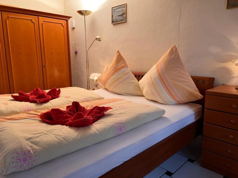 Seeglueck Oase Konstanz Bodensee St Johan Retro 2 Schlafzimmer mit Doppelbett 2