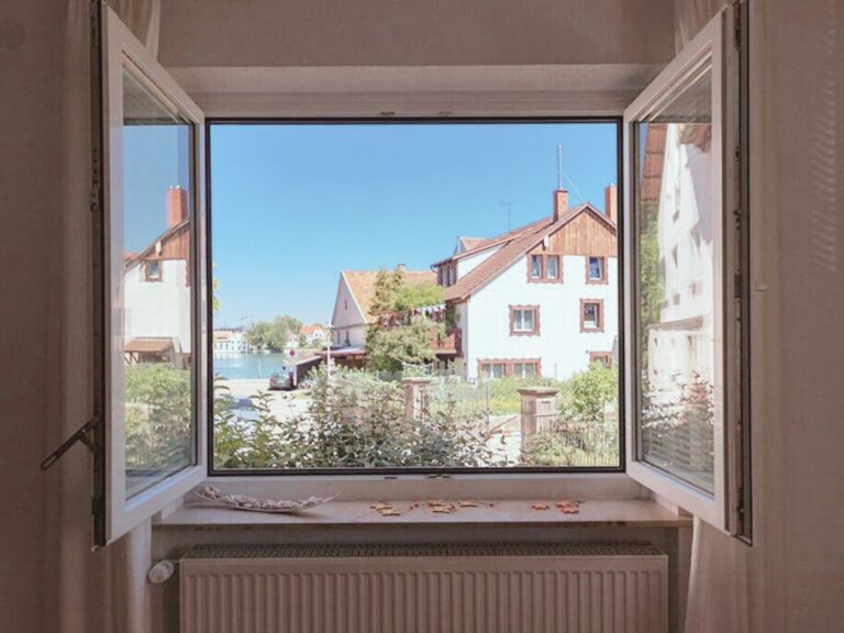 Seeglueck Rheinparadies Konstanz Bodensee Ausblick aus dem Fenster