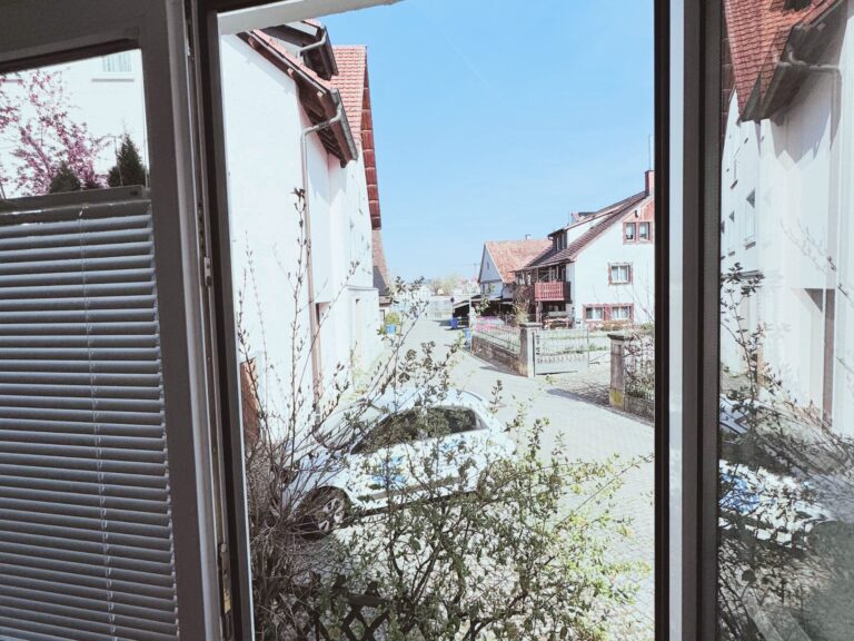Seeglueck Rheinparadies Konstanz Bodensee Fensterausblick zur Strasse