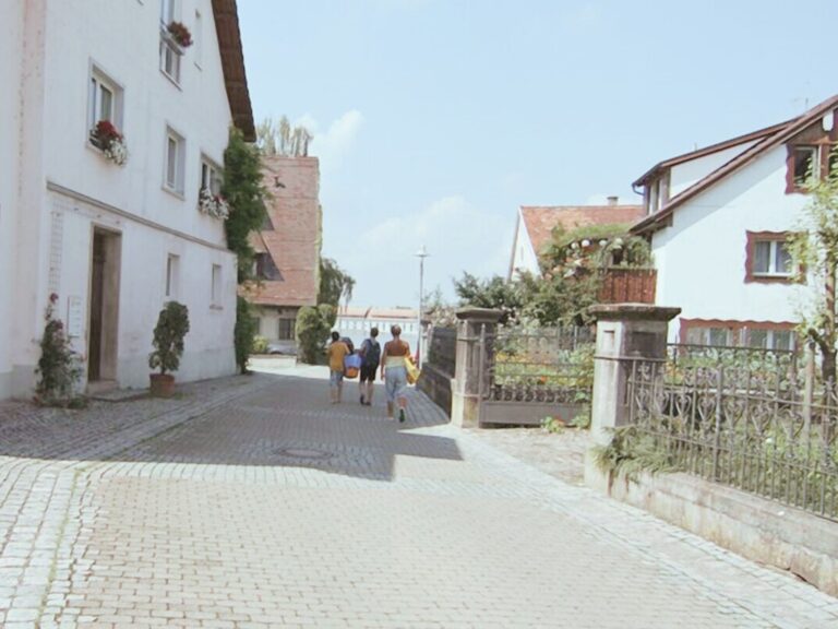 Seeglueck Rheinparadies Konstanz Bodensee Weg zum Rheinufer