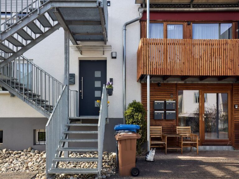 Seeglueck Seeblau Konstanz Bodensee Aussentreppe zur Unterkunft