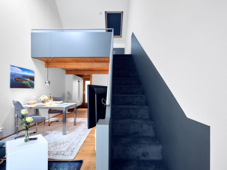 Seeglueck Seediamant Konstanz Bodensee Appartementansicht mit Essbereich und Treppenaufgang zur Galerie