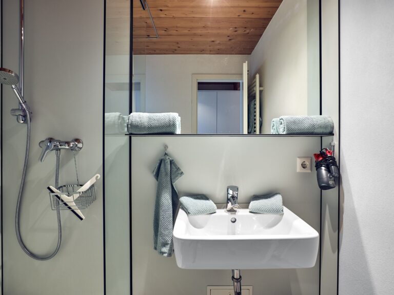 Seeglueck Seediamant Konstanz Bodensee Bad mit Dusche und Waschbecken