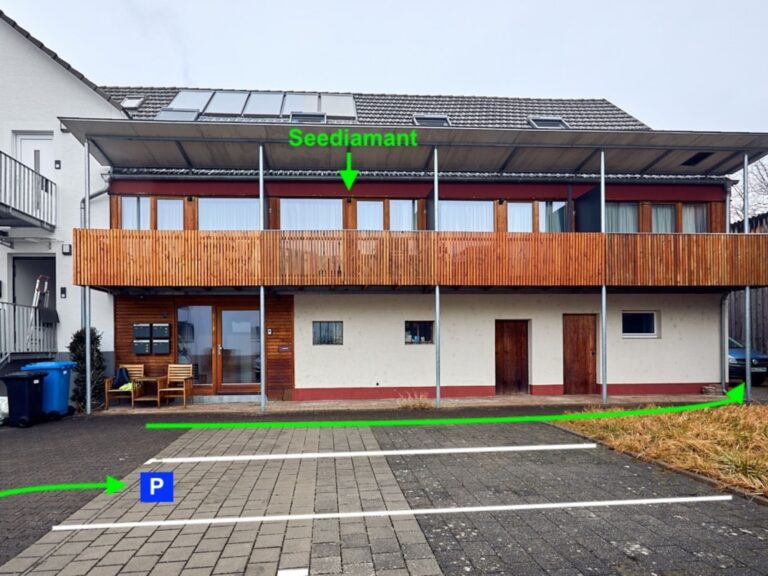 Seeglueck Seediamant Konstanz Bodensee Gebaeudeaussenansicht mit Parkplatz