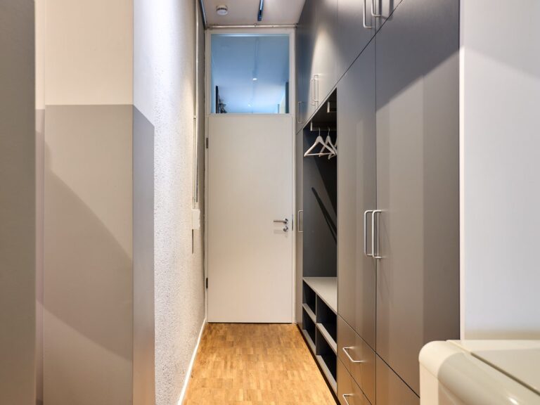 seeglueck | altstadt loft | urban 16 garderobe 02