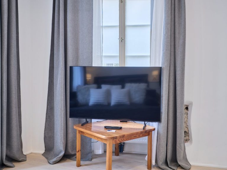 seeglueck | Münsterzauber | zentral 15 Sitzecke mit Fernseher am Fenster im Wohnbereich