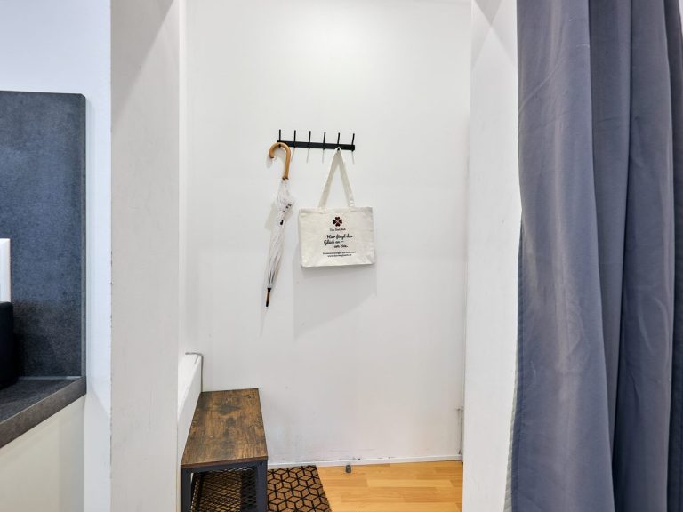 seeglueck | Münsterzauber | zentral 16 Bank und Garderobe im Eingangsbereich des Appartements