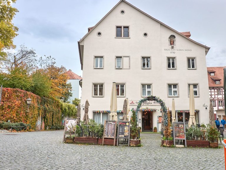 seeglueck | Münsterzauber | zentral 19 Fassade des Hauses „Zum Silbernen Mond“, Hofhalde 11 in der Konstanzer Altstadt