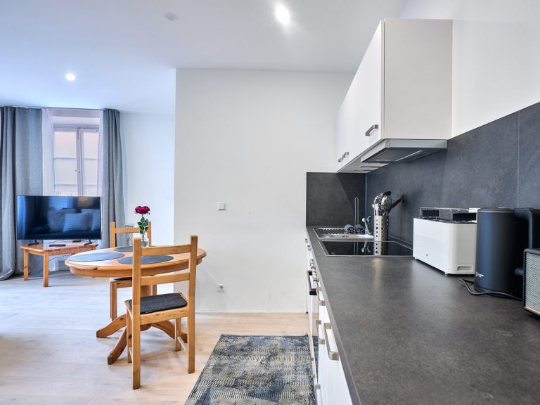 seeglueck | Münsterzauber | zentral 8 Offene Küche mit rundem Esstisch und Fensterblick