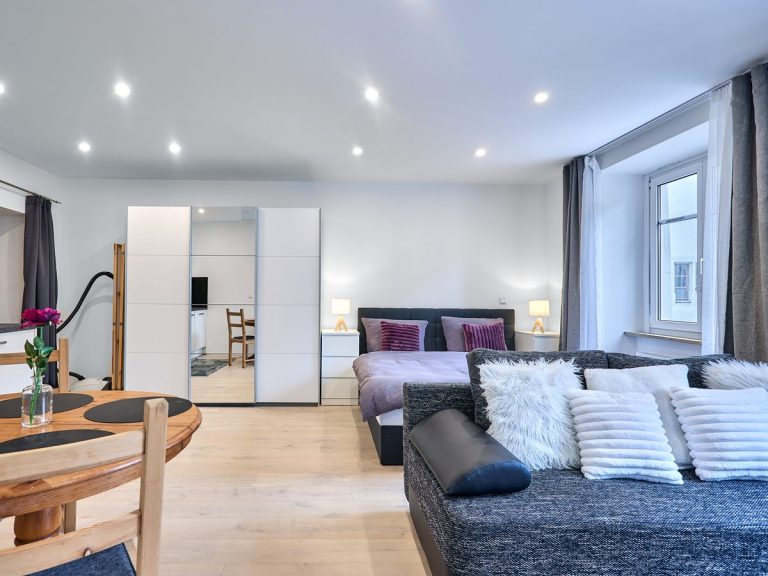 seeglueck | Münsterzauber | zentral 4 Offener Wohn- und Schlafbereich mit Esstisch im Appartement Münsterzauber